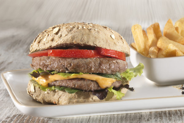 Hamburger con vitello g 160 linea benessere fiorani e c. piacenza panino e patatine