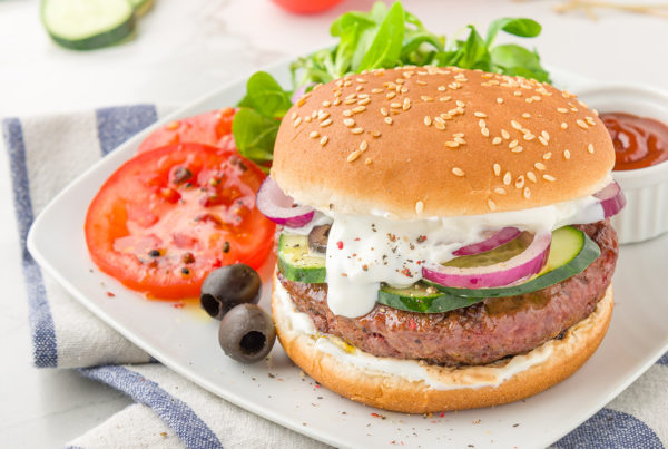 Greek burger con salsa tzatziki cipolla e olive