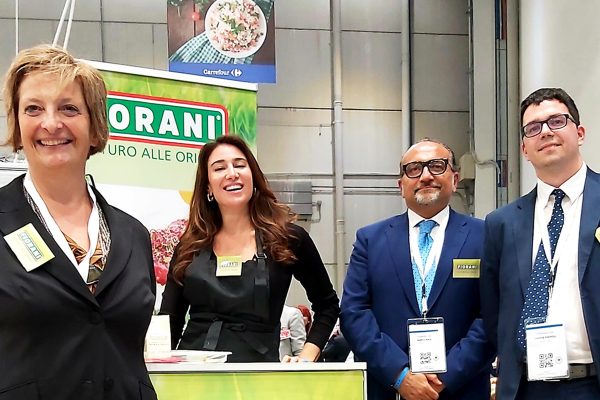 valeria-hostess-e-venditori-fiorani-al-carrefour-meeting