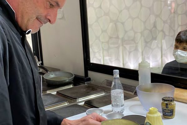 la-cucina-esposta-con-piccoli-spettatori