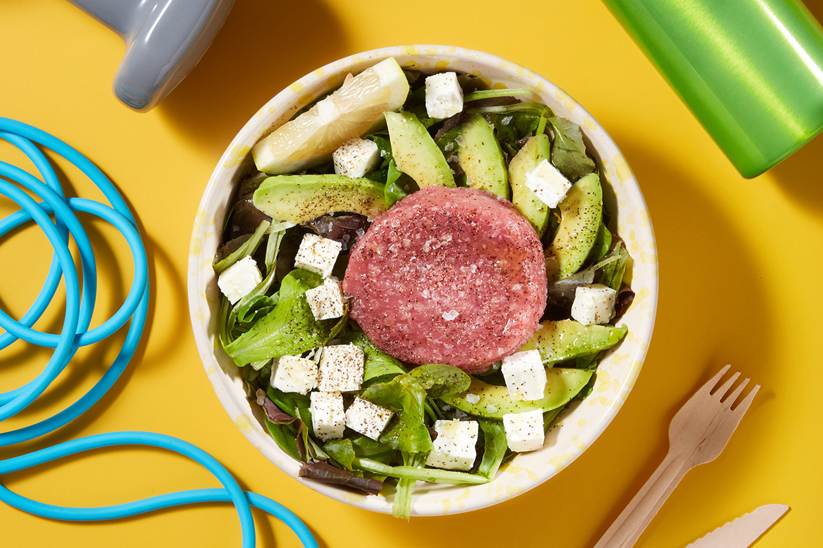 Insalatona di avocado e feta, formaggio greco.