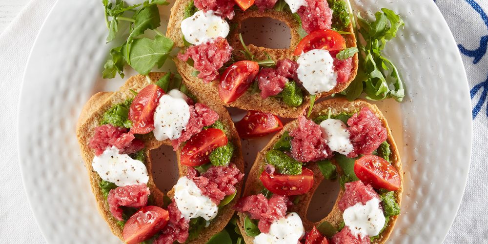Tartare con pesto di basilico e rucola e stracciatella su frisella