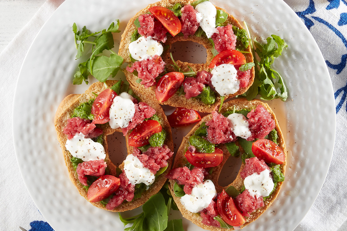 Tartare con pesto di basilico e rucola e stracciatella su frisella