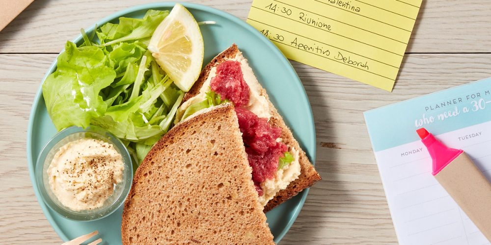 Wholemeal sandwich with carpaccio and hummus